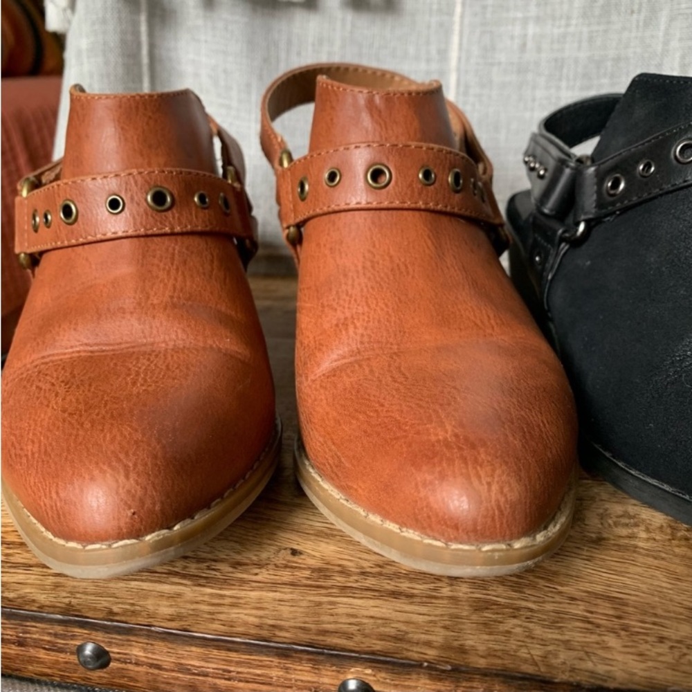 Universal Thread tan mule size 7